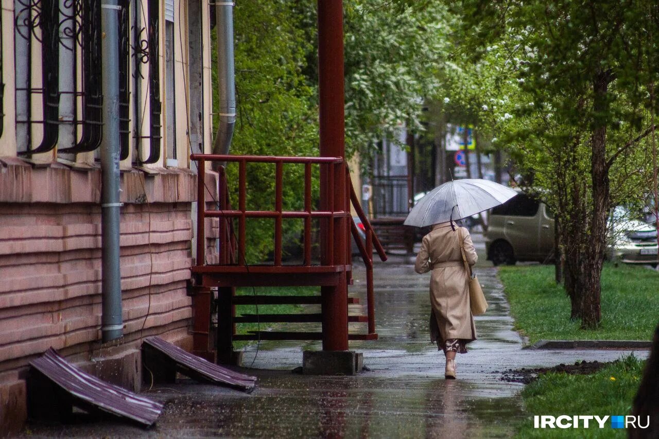 Три дождя иркутск. Дождливое лето. Иркутск дождь. Фотосессия под дождем. Три дня дождя.