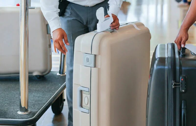 Luggage room в отеле. Подносчик багажа в отеле. Багажная комната в отеле. Носильщик багажа в гостинице. Маленькие чемоданы для детей.