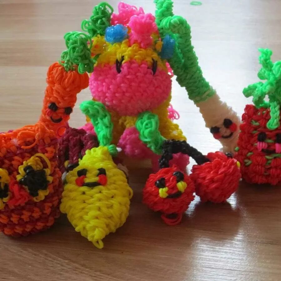 Плетение из резинок фигурки для начинающих. Плетение резинками фигурки. Фигурки из резиночек. Плетение из резинок фигурки для начинающих. Плетеные игрушки из резинок.