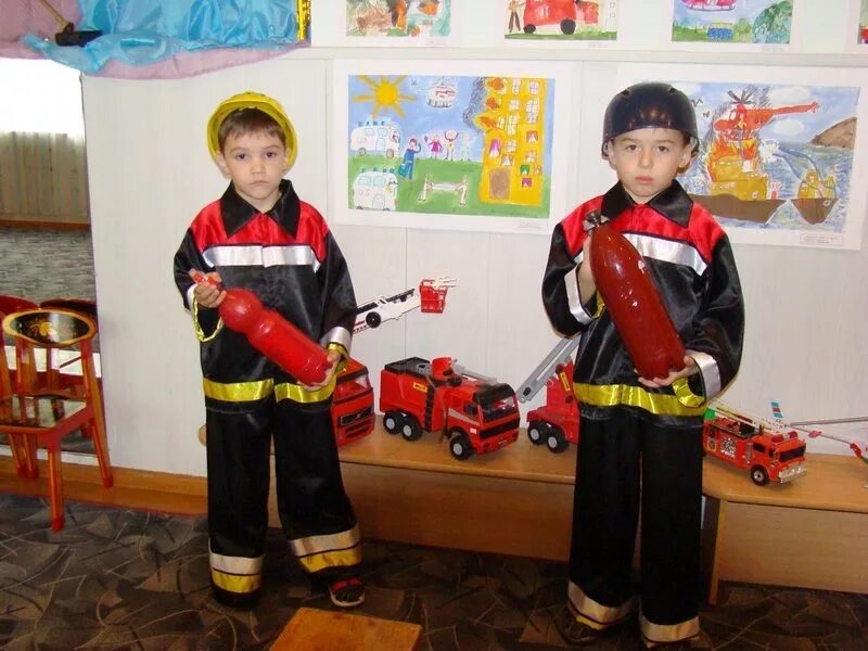 Сюжетные игры по безопасности. Пожарный для детского сада. Пожарник для детей в детском саду. Юные пожарные в ДОУ. Игра пожарные в детском саду.
