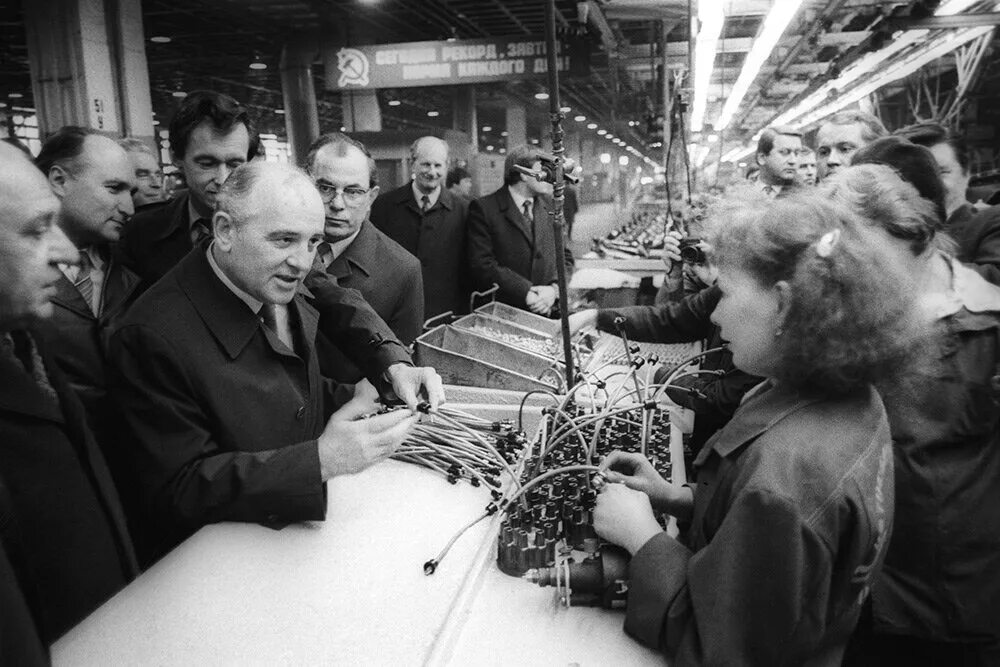 Экономика в советское время. Горбачев 1985 перестройка. СССР 1987 Горбачев. Перестройка в СССР Советская наука.