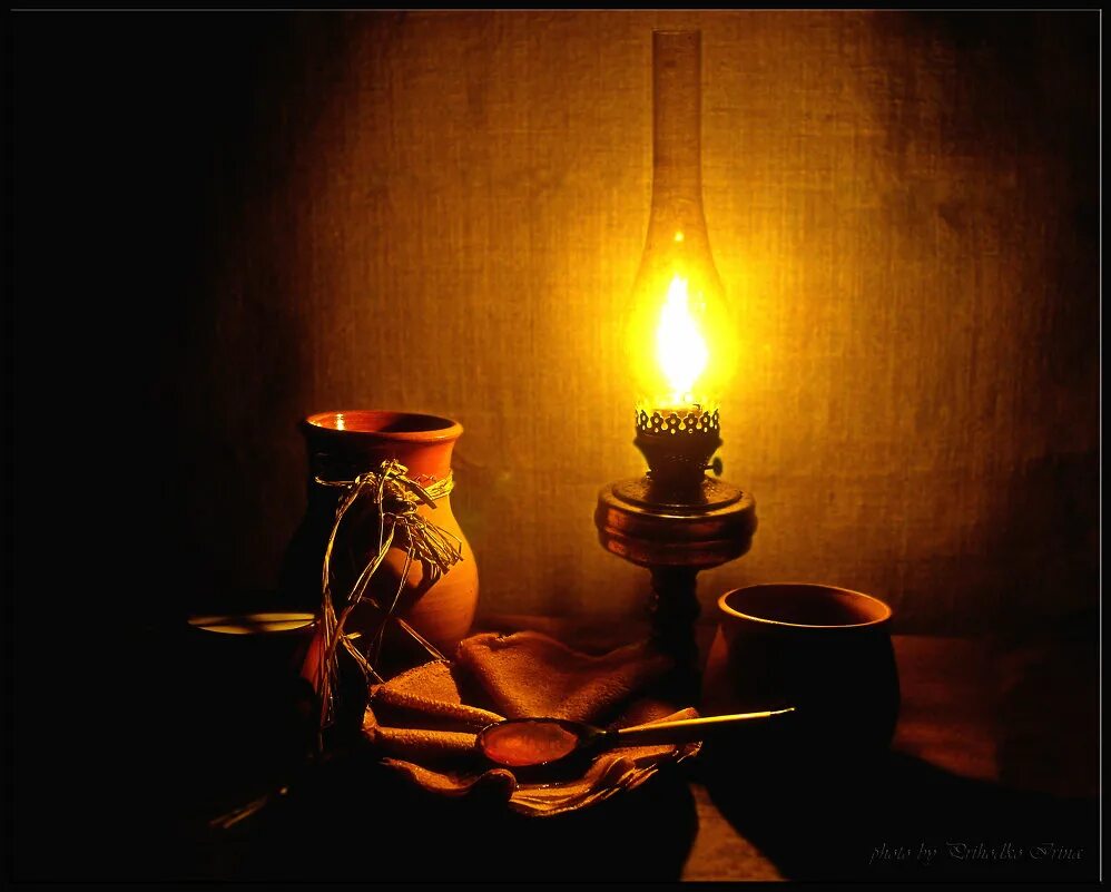 свечи и лампочка горит. керосиновая лампа в избе. керосиновая лампа. лампа идея. свечи и лампочка горит.