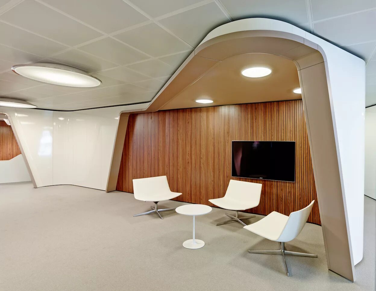 Компания оригинальное решение. Необычные решения в интерьере. Нестандартные решения в интерьере. Офис строительной компании. Интерьер космический общественного.