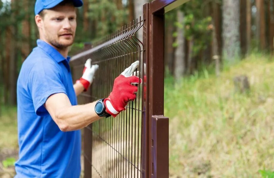 Заборный профлист. Ограждение из евроштакетника. Забор в частном доме. Ворота откатные разборные 4000х2000мм петрович. Заборы услуги.