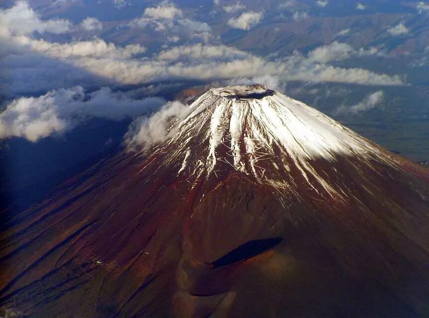 5 самых больших вулканов. Вулкан Фудзияма в Японии. Вулкан Фудзияма извержение. В Японии гора Фудзи действующий вулкан. Высота горы Фудзияма в Японии.