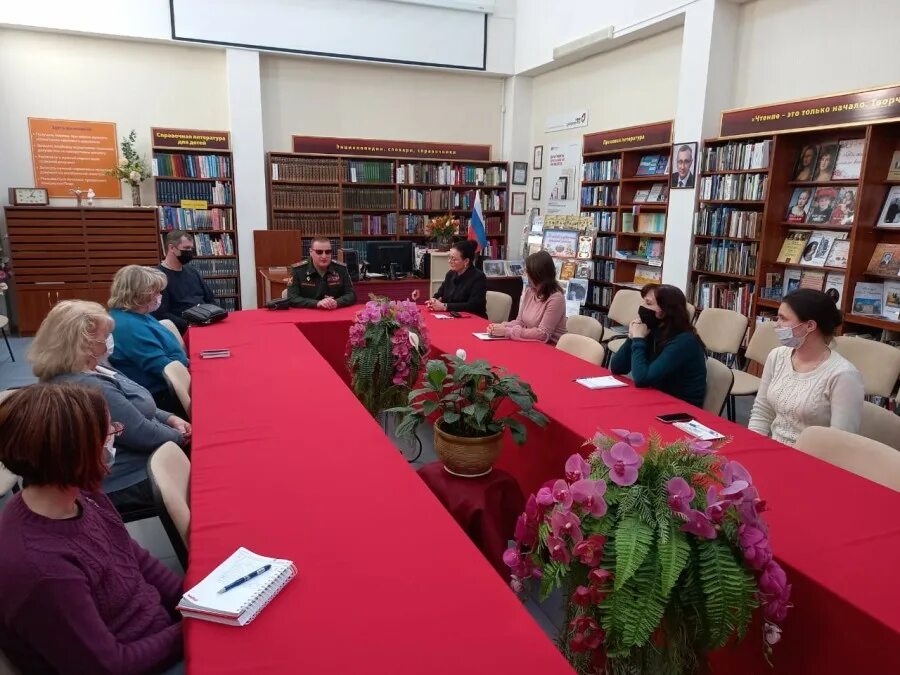 Библиотеки калужской области. Калужская библиотека. Климов сотрудники. Читательский клуб в Калуге.