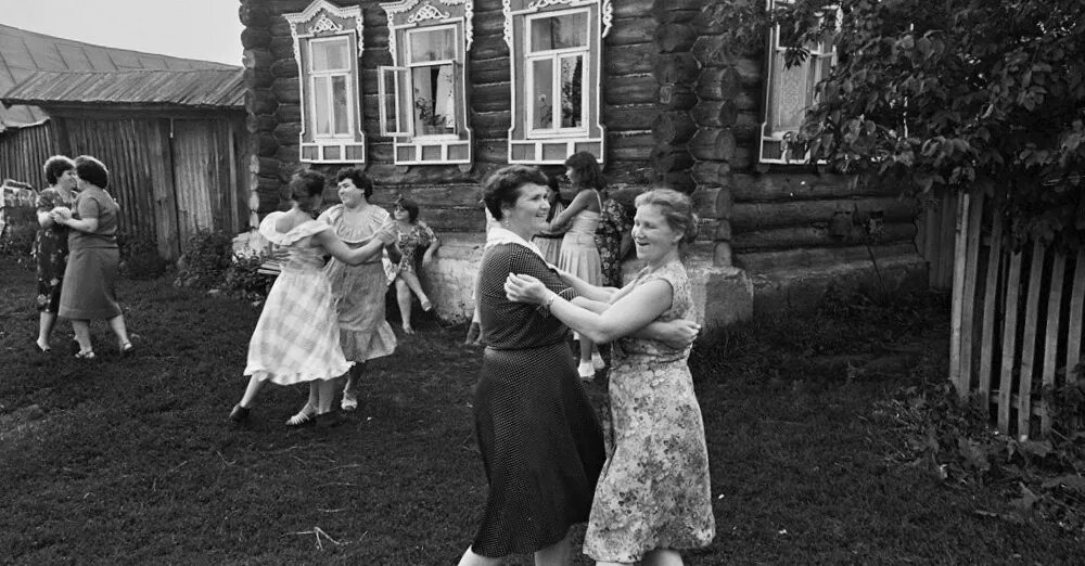 Деревня 60 годов. Советская деревня. Советские люди в деревне. Танцы в деревне. Деревня 60-х годов.