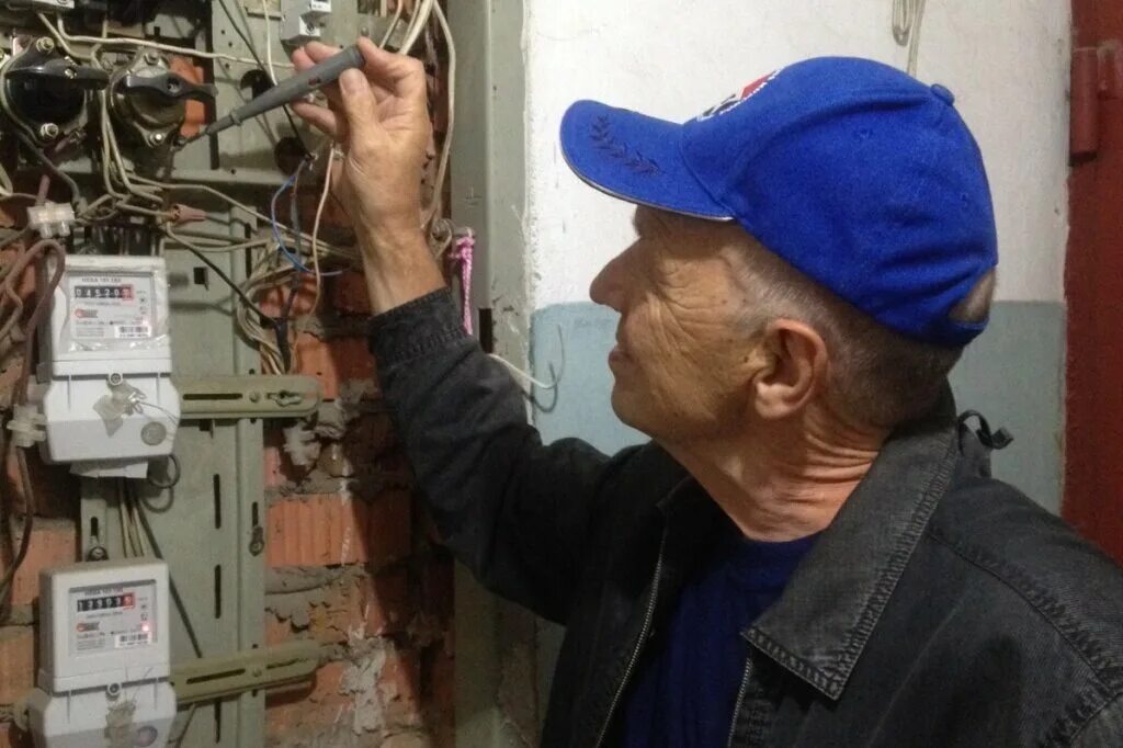 Работающие пенсионеры. Электрик россия. Электромонтер. Муж на час электрик. Пожилой электрик.