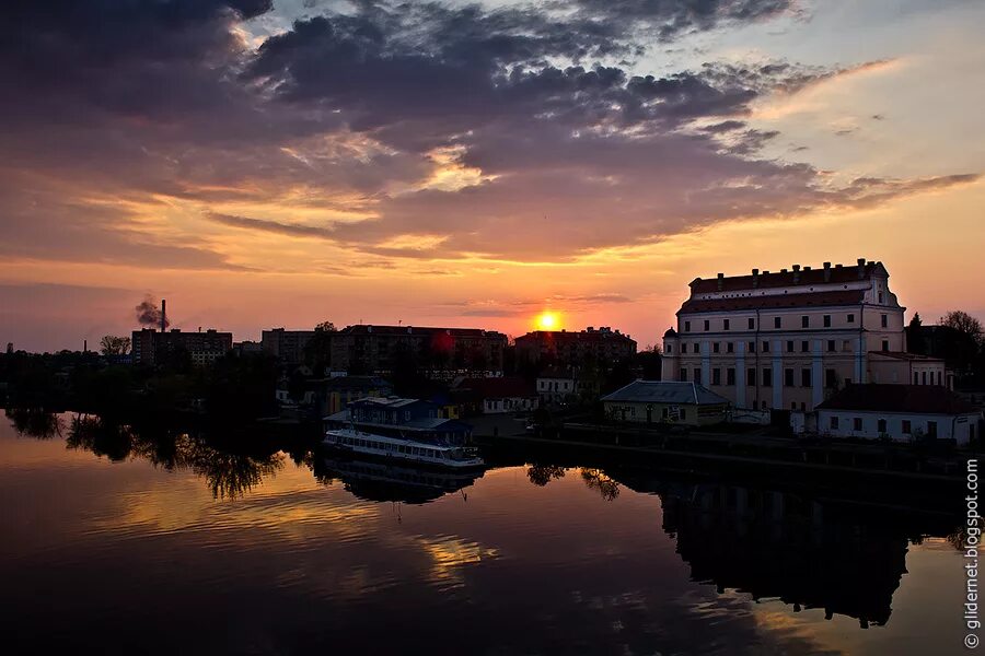 Вечерний пинск. Пинск город в белоруссии район жемчужина. Пинск коллегиум иезуитов. Пинск улочки. Пинск город в белоруссии.
