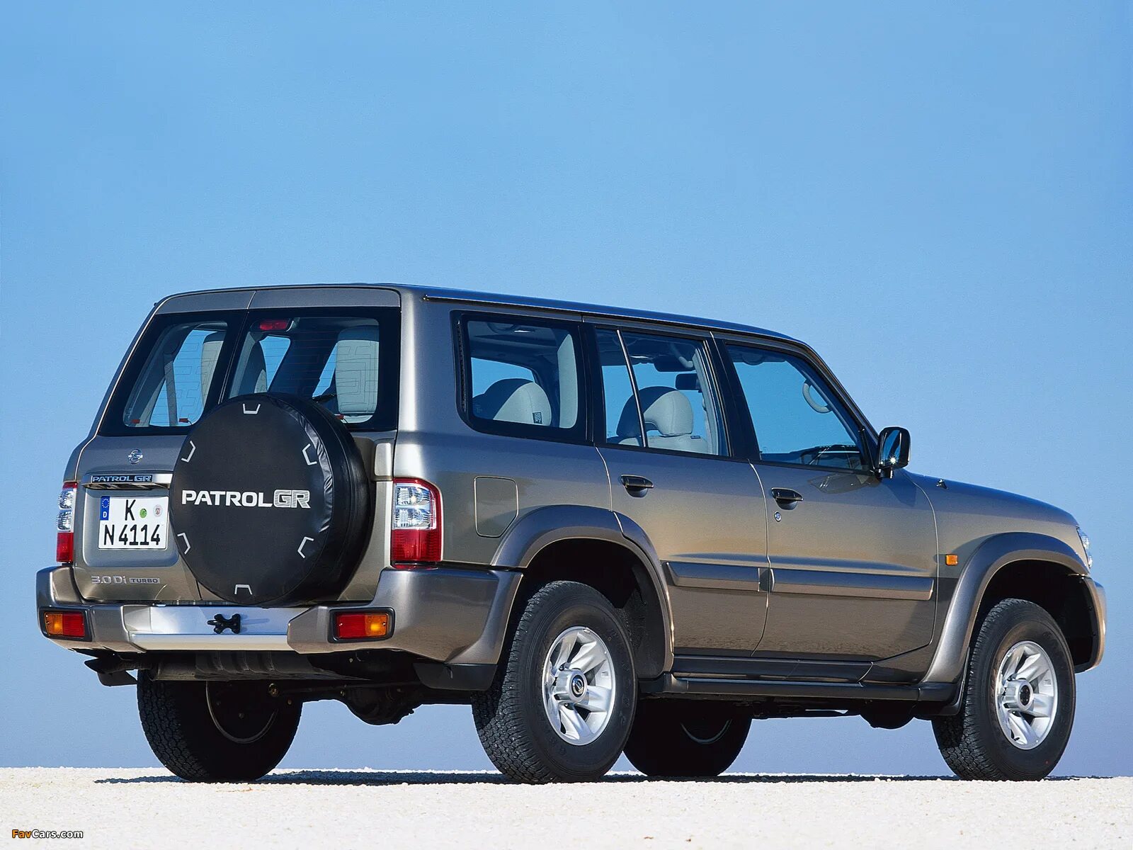 Patrol характеристики. Nissan Patrol 2001. Nissan Patrol gr II y61. Nissan Patrol gr y61. Nissan Patrol y61 2001.