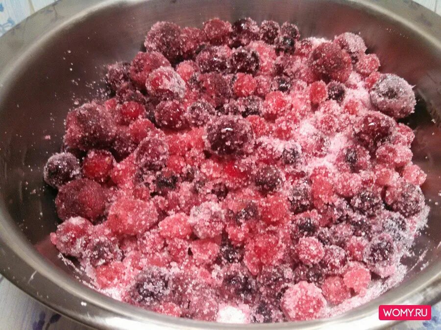 ягодный десерт. рецепты из замороженного ягодного. клубника свежемороженая. компот из замороженных ягод. вареные ягоды.