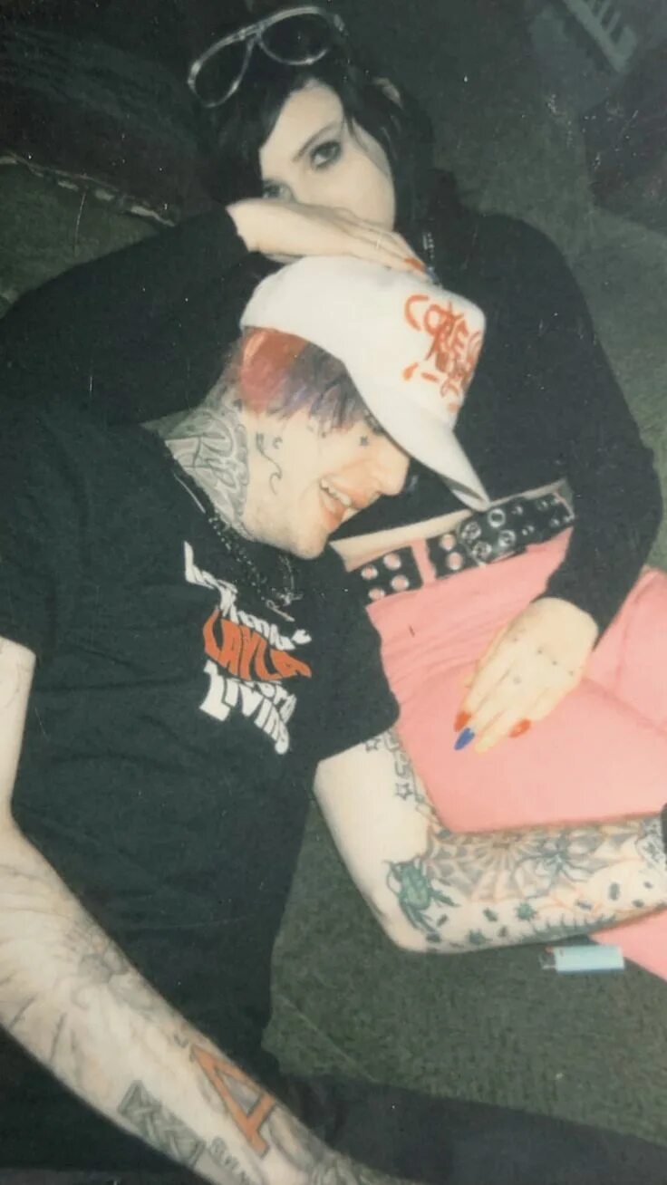 Lil peep girls на русском. Lil peep обложка. Девушка пипа лайла. Lil peep girls на русском. Лил пип в желтой кофте.