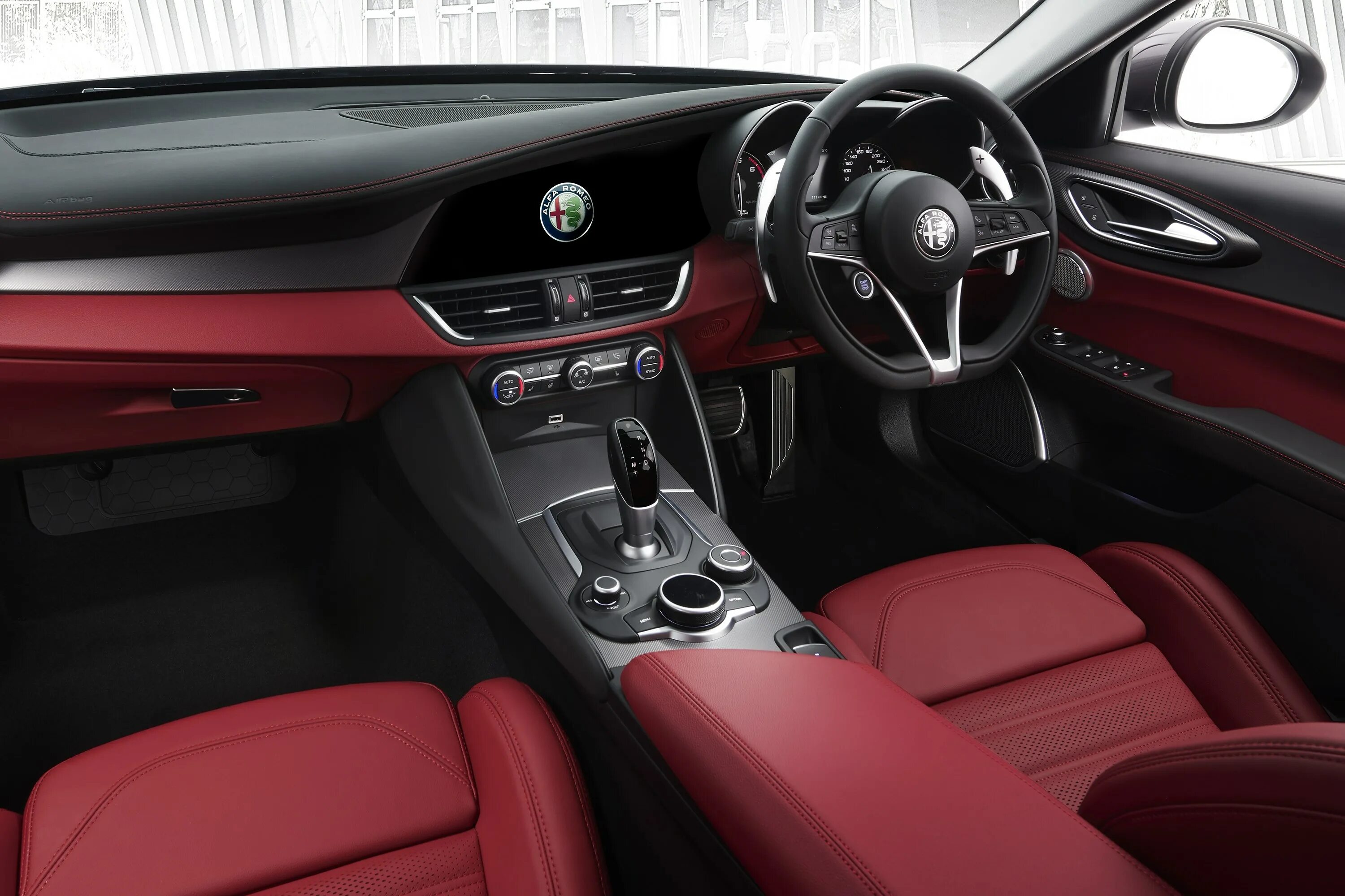 Салон альфа ромео. Alfa Romeo Giulia 2021 салон. Alfa Romeo Giulia салон. Alfa Romeo Giulia 2021 Interior. Alfa Romeo Giulia 2022 салон.