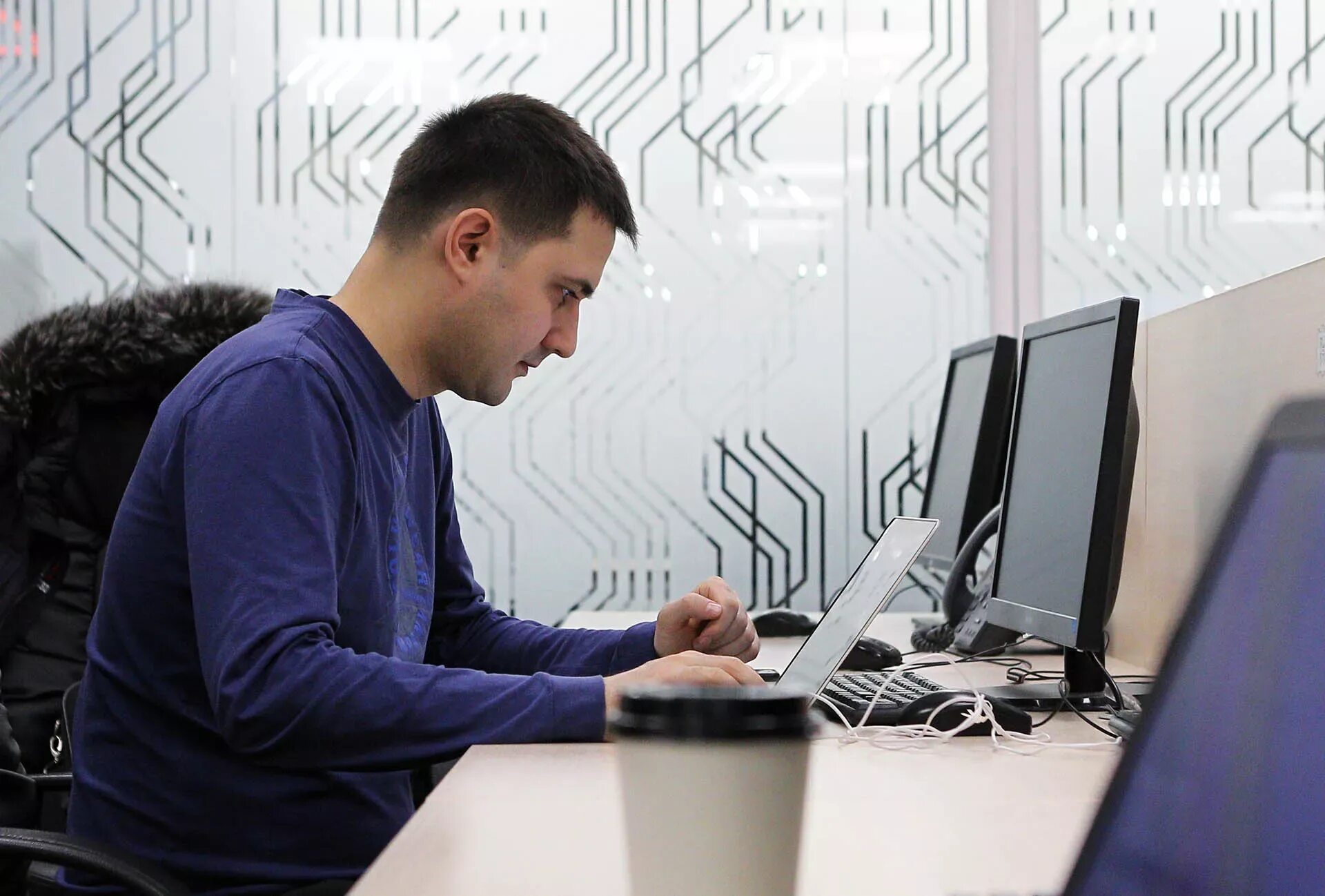 Работать в информационном мире в