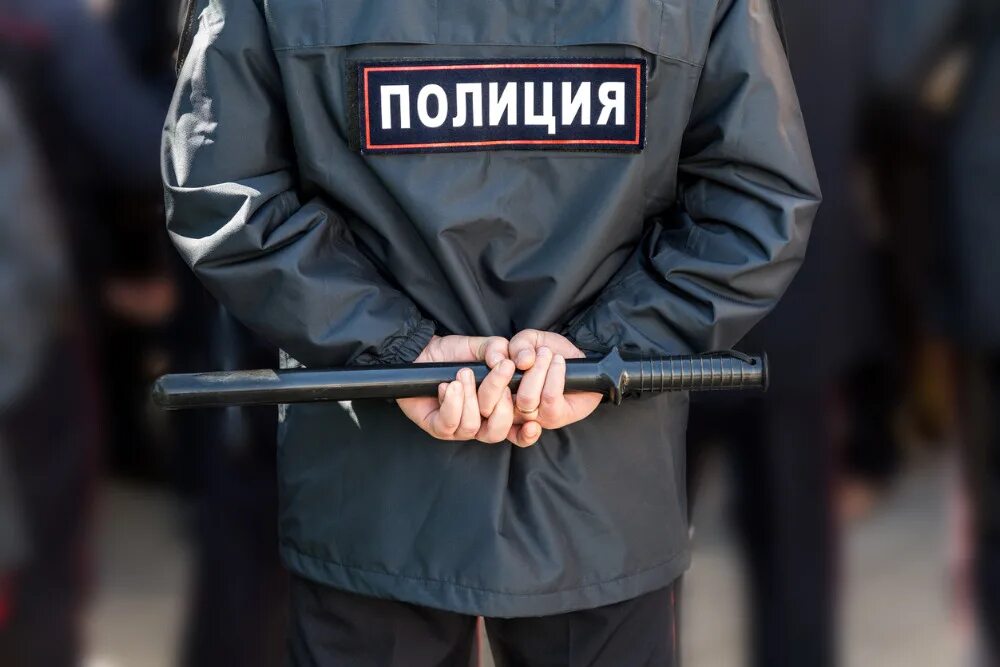 Полицейский превышает полномочия. Превышение должностных. Превышение полномочий полиции. Превышение должностных полномочий. Превышение полномочий полиции.