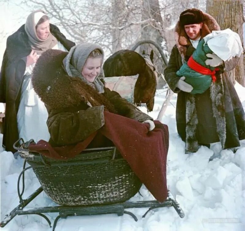 Муж увез детей. Советские дети зимой. Муж забирает жену из роддома 1950. Советские дети укутанные зимой. Дети на санках СССР.