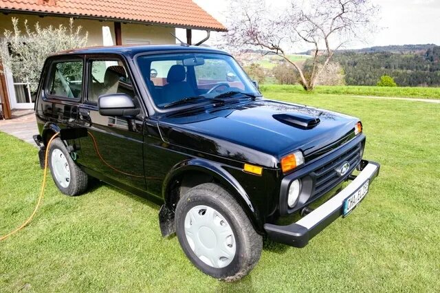 На ПМЭФ-2025 АвтоВАЗ представил прототип внедорожника Lada e-Niva Travel с элект