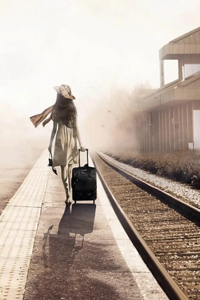 Переехать насовсем. Девушка уезжает. Девушка с чемоданом уходит. Девушка с чемоданом у поезда. Уходящая женщина.