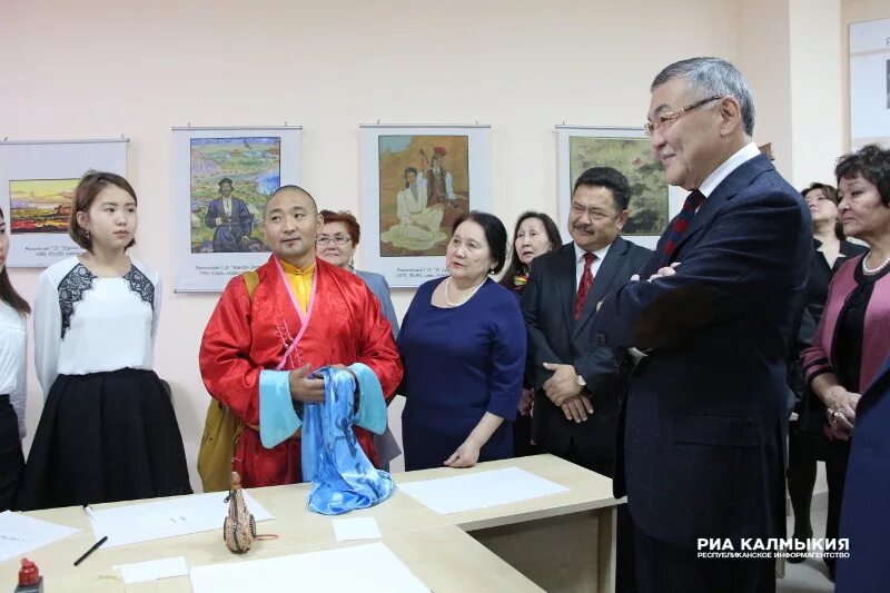 Сайт элистинской и калмыцкой. Народный хурал республики калмыкия здание. Калмыцкий национальный костюм. Сайт элистинской и калмыцкой. Калмыцкий национальный костюм.