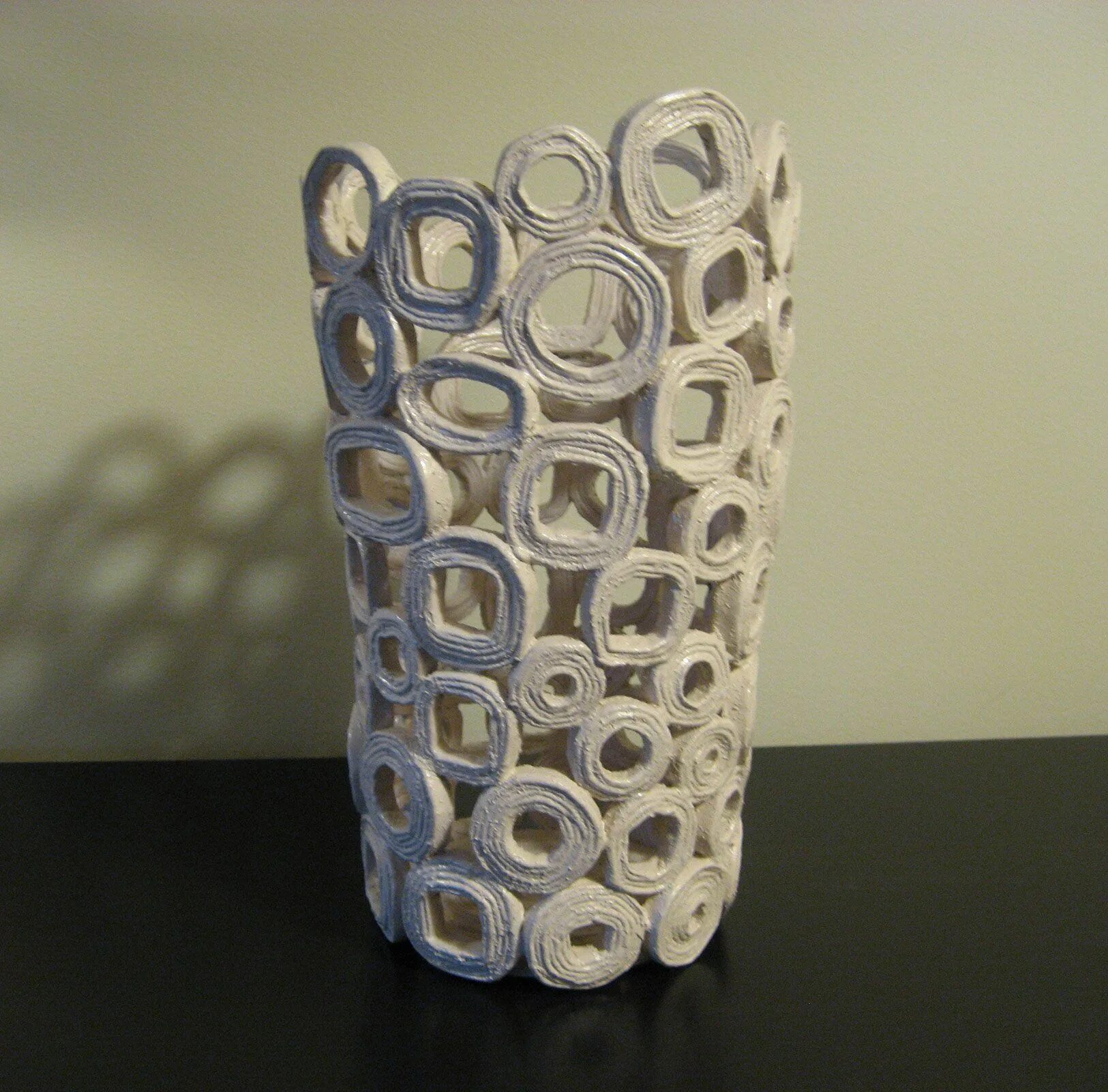 Поделки из картонных труб. Вазы из втулки. Ваза из металлической банки. Вазы из втулок от линолеума. Вазы из втулки.