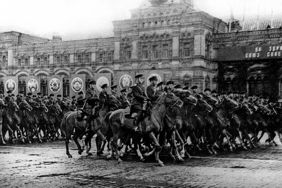 Первые парады победы. Парад Победы 24 июня 1945. Красной площади 24 июня 1945. Парад 1945г на красной площади. Парад Победы 1945 года на красной площади.