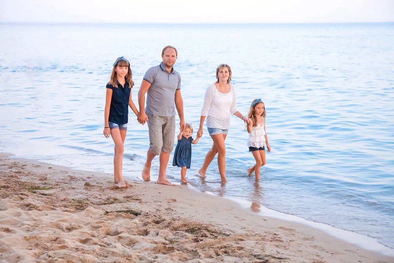 Семейный частный российский. Семейная фотосессия на море. Семья на пляже. Фотосессия на берегу моря семейная. Большая дружная семья на море.