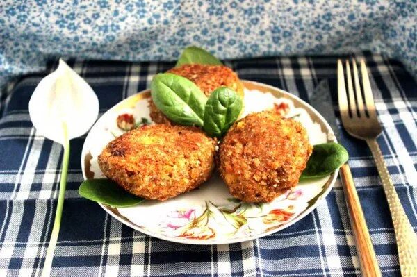 Котлеты из гречки и моркови. Гречневые котлеты. Постные котлеты из гречки. Гречневые котлеты постные. Гречневые котлеты в духовке диетические.