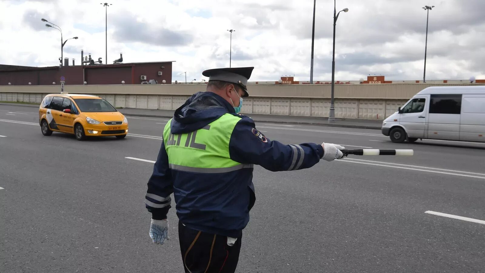 Гаи превышение скорости. Радар инспектора дпс. Гаишник с радаром. Гаи превышение скорости. Полицейский радар.