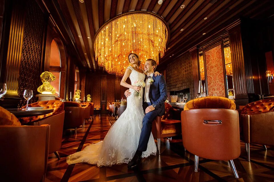 свадебная фотосессия в отеле. свадебный отель. утро невесты фотосессия. свадебная гостиная. свадебная фотосессия в гостинице.