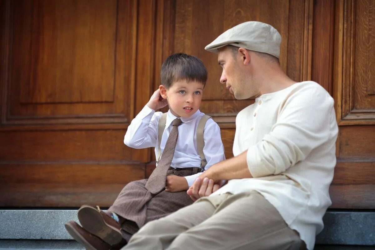 Фото рассказы сын. Разговор с ребенком. Разговор отца с сыном. Мальчик с папой. Отец беседует с детьми.