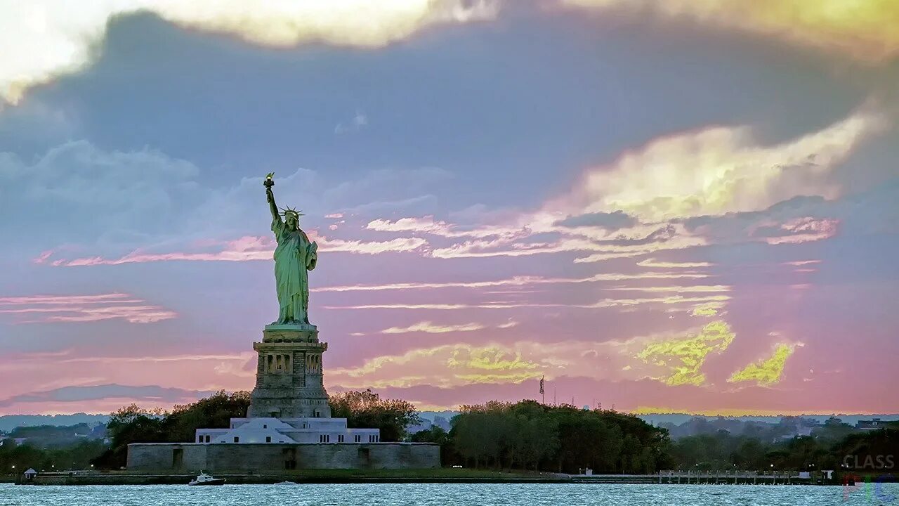 Страна где статуя свободы. Статуя свободы. Статуя свободы на фоне Нью-Йорка. Статуя свободы Нью-Йорк фото. Монумент свободы.