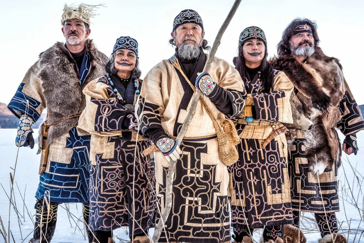 Нивхи где. Коренные народы сахалина айны. айны и нивхи. айны курильские острова. нивхи коренные жители сахалина одежда.