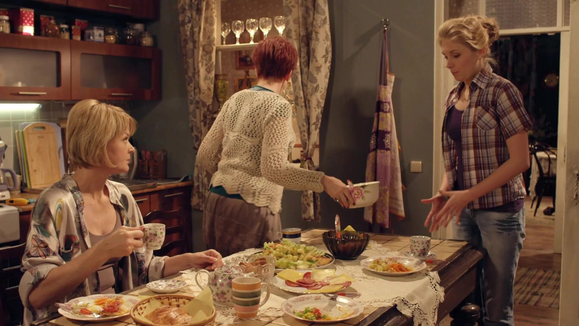 Между нами девочками 2. Междунамии девочками. 1. Между нами девочками 1 сезон. Сериал между нами девочками 1.