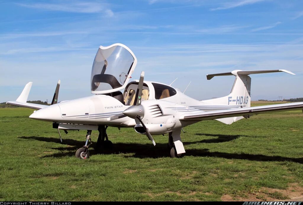 Полет 4 местный самолет. Diamond da42 Twin Star. Diamond da 42 Twin. Diamond aircraft da42 Twin Star. Diamond da42 ng Twin Star.