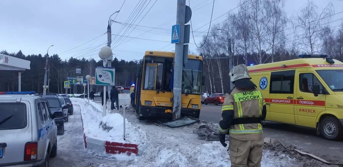 Автобус врезался в столб Ижевск. Ижевск авария на Удмуртской автобус. 30 декабря 2015 год