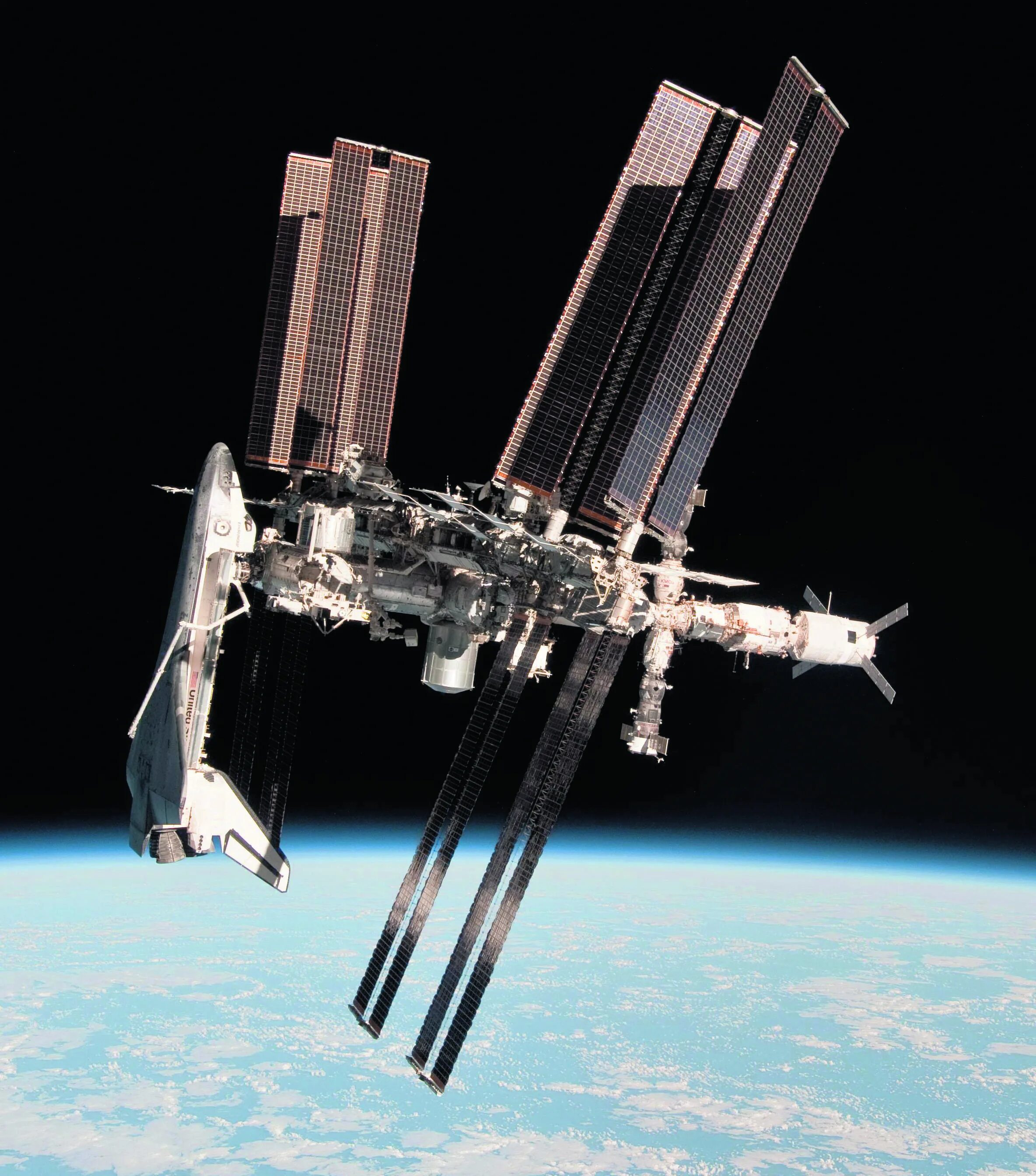 Как называется международная станция. Шаттл пристыкованный к МКС. Космический корабль NASA. Стыковка шаттла с МКС. Место стыковки шаттлов с МКС.