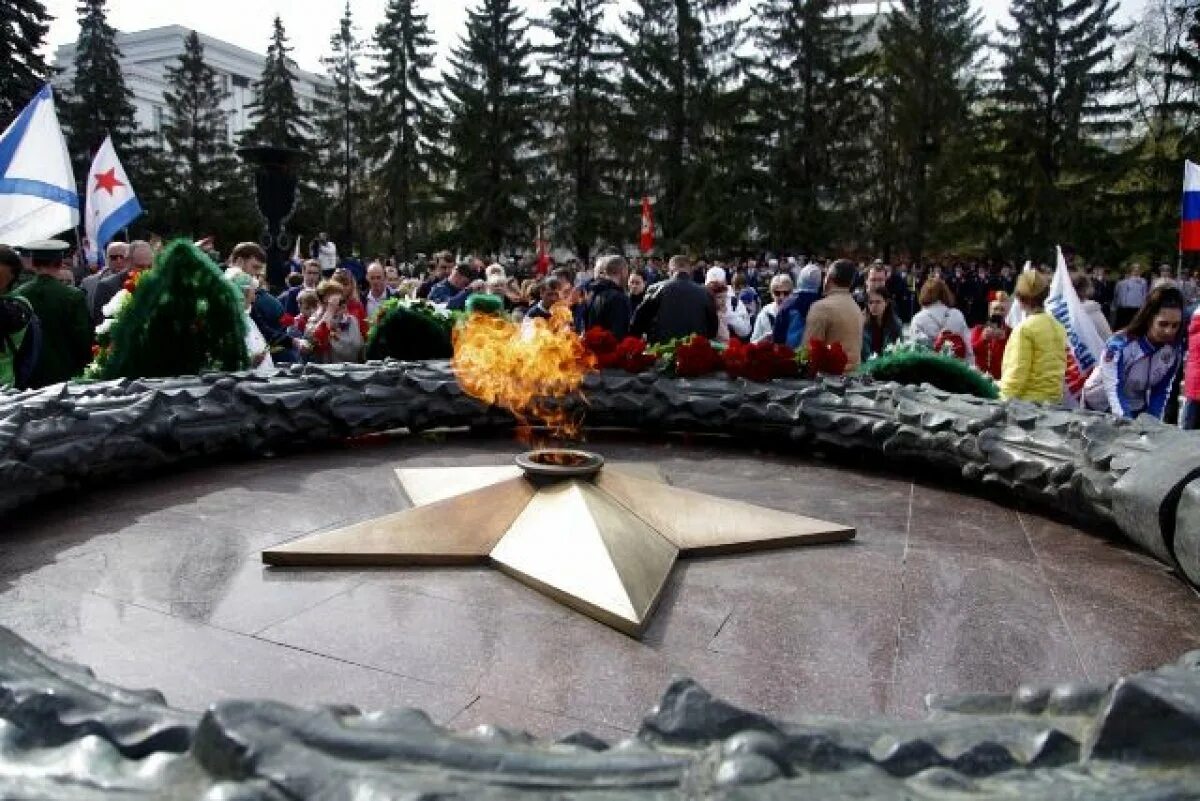 Челябинские коммунисты и сторонники возложили цветы к Вечному огню в День Велико