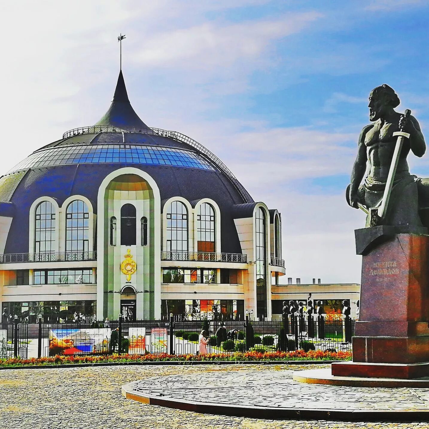 Тульский фото. Город Тула достопримечательности Тульский музей. Памятник Тульский музей оружия. Тула (город). Тульский оружейный музей памятник.
