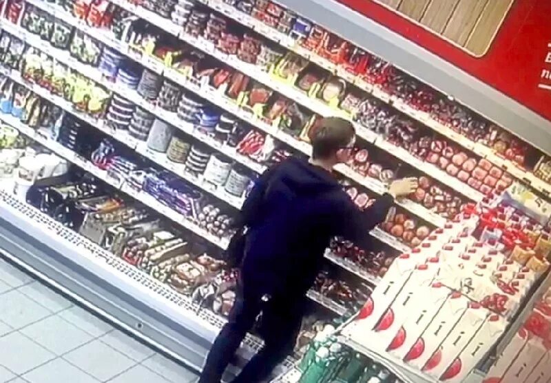 кража колбасы в магазине. каждый воровал. воровать это преступление много воровать это бизнес. сколько украли на космодроме восточный. 330 операция ы.