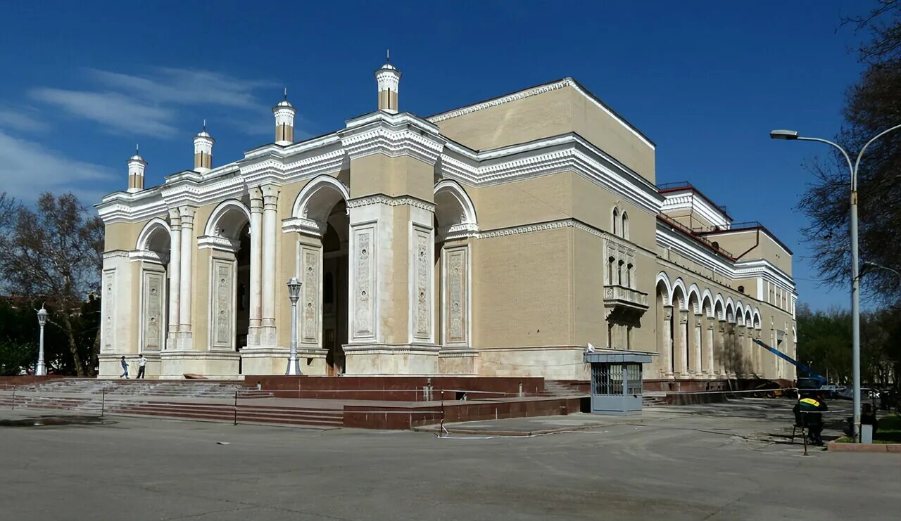 Ташкент театр оперы и балета им навои. Алишера навои, ташкент. Театр оперы и балета ташкент. Театр навои в ташкенте. Ташкент театр оперы и балета им навои.