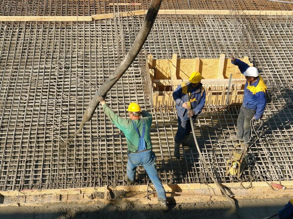 Качество железобетонных конструкций. Стройка бетон. бетонирование на стройке. монолитные работы. бетонирование конструкций.