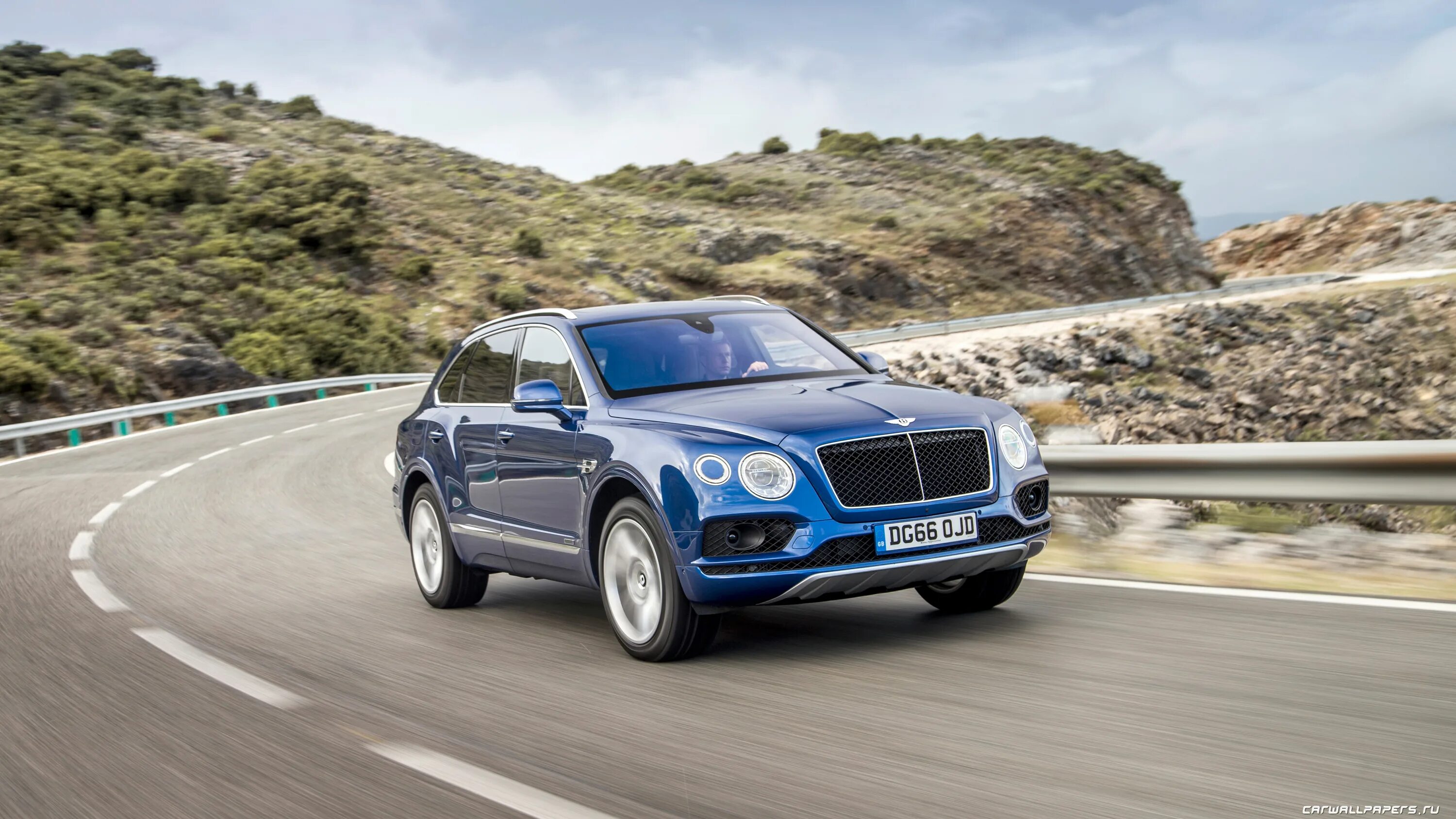 Бентли бентайга 2016. Bentley Bentayga 2016. 2017 Bentley Bentayga Diesel. Bentley Bentayga Blu. Бентли Бентайга фото.