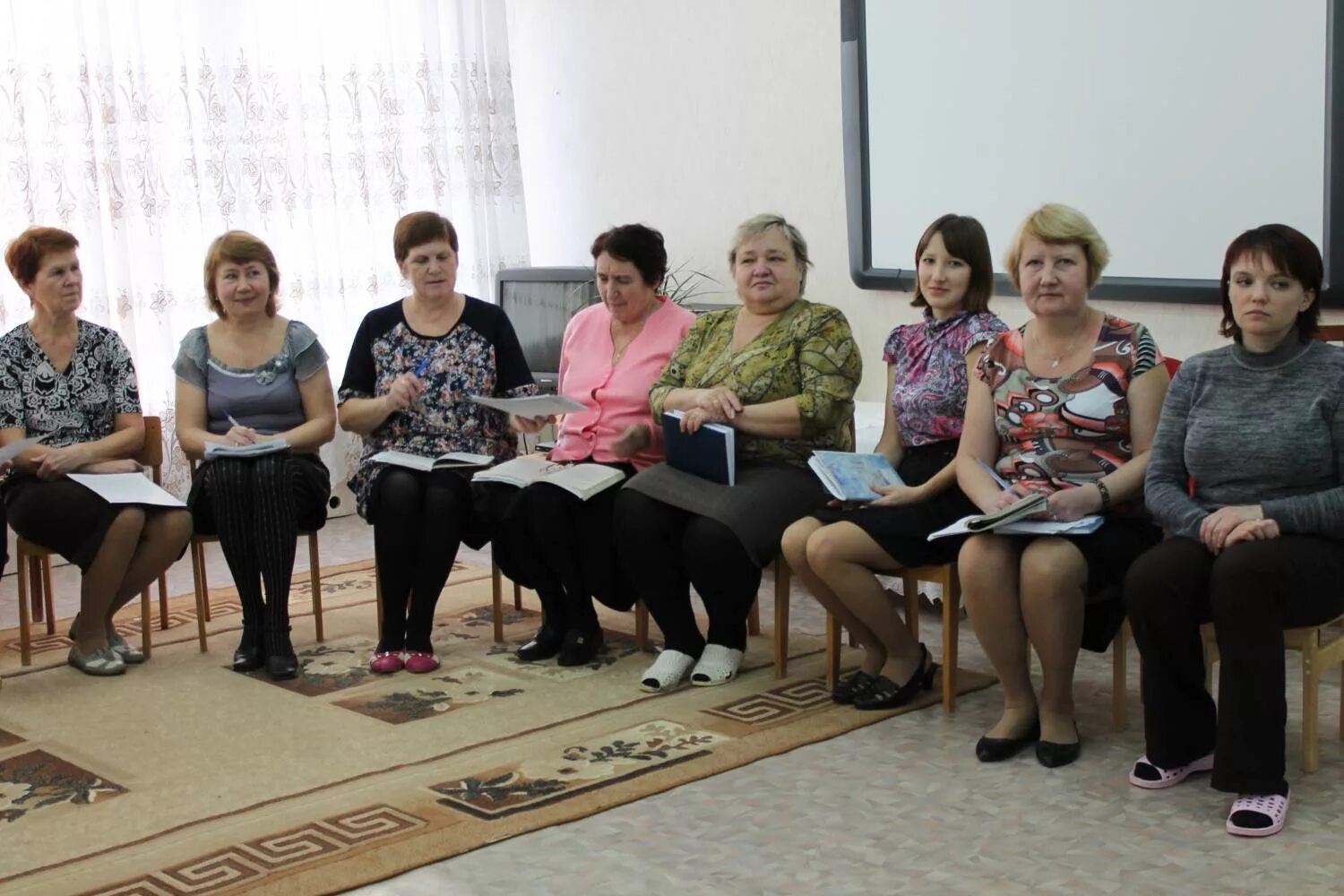 Педагогический совет в детском саду. Собрание воспитателей. Лекции в детском саду. Беседа воспитателя с родителями. Семинар с родителями в детском саду.