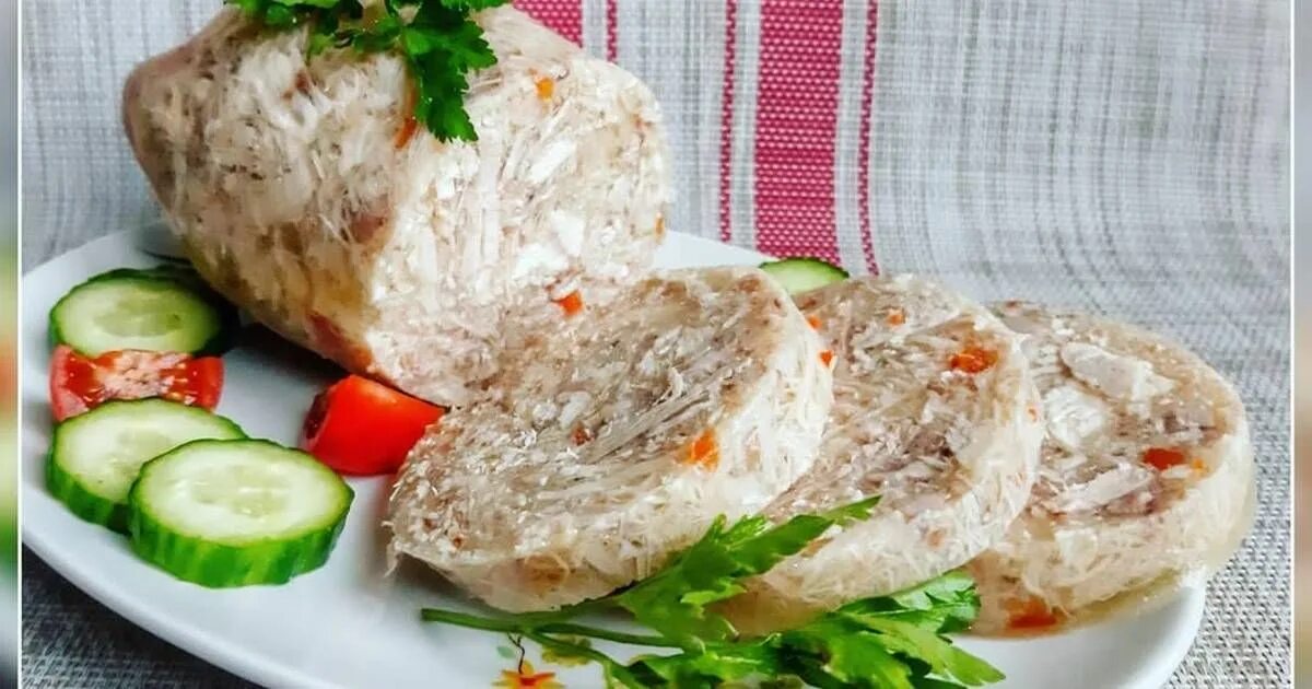 Курица в бутылке с желатином рецепт. Куриный рулет Формаджио. Рулет куриный окраина. Куриный рулет в бутылке.