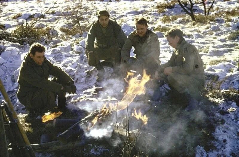 Партизаны великой отечественной 1942 года. Солдатский костер. Солдатский костер. Уха на костре в котелке. Солдатский костер.