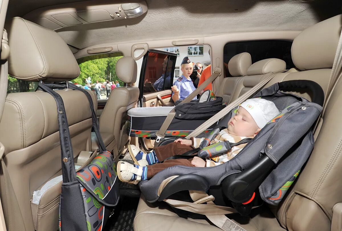 Hyundai ix35 два детских кресла. Три детских кресла в машине. Три автокресла на заднем сидении. Детское кресло на переднем сиденье автомобиля. Можно ли кресло ребенку 7 лет