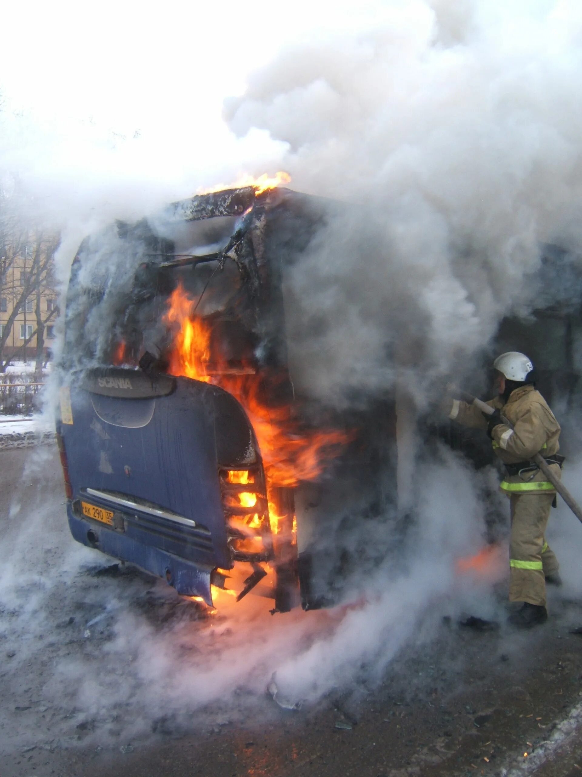 Сгорел автобус в Череповце. Череповец автобус пожар. В Вологде сгорел автобус.