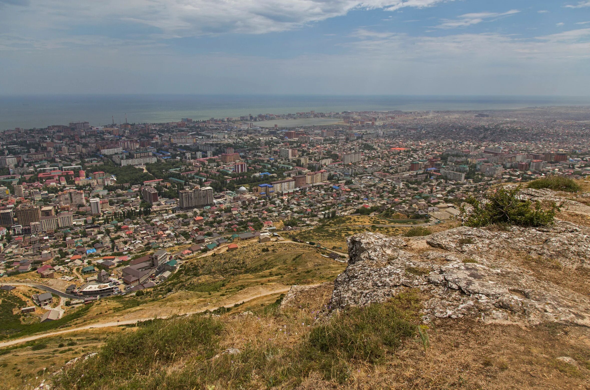 Гора Тарки Тау в Махачкале. Гора Тарки Тау в Махачкале смотровая площадка. Тарки Тау Махачкала смотровая площадка. Смотровая площадка на горе Тарки Тау в Махачкале.