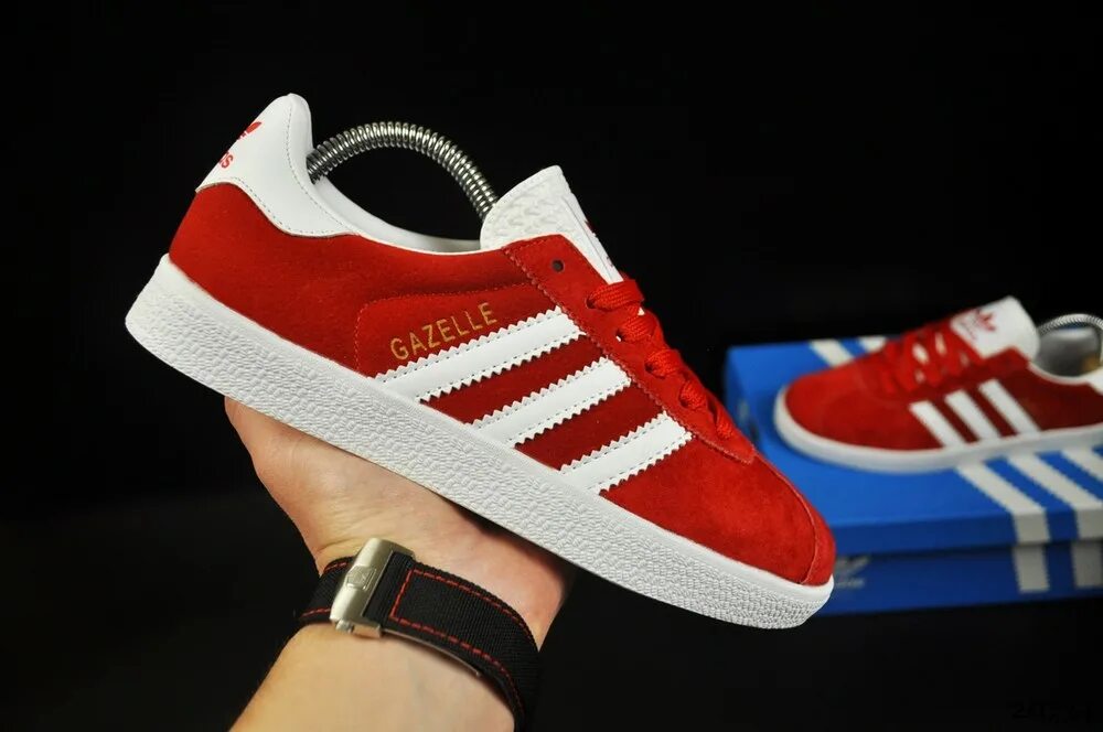 Адидас газели красные. Adidas Gazelle красные. Adidas Gazelle красные замшевые. Adidas Gazelle черный и красный. Adidas Gazelle красные темные.