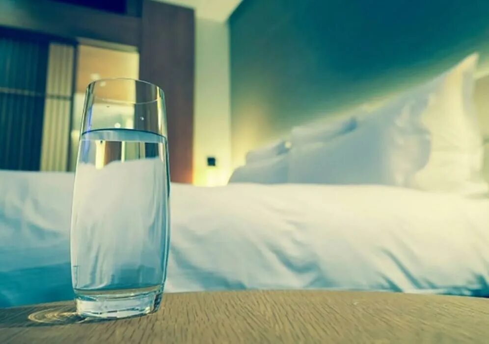 Стакан воды во сне. Стакан воды. Вода с утра. Стакан воды у кровати. Стакан воды с утра.